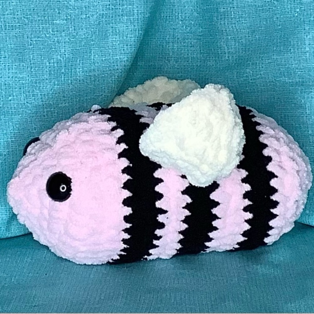 Hand crochet bee